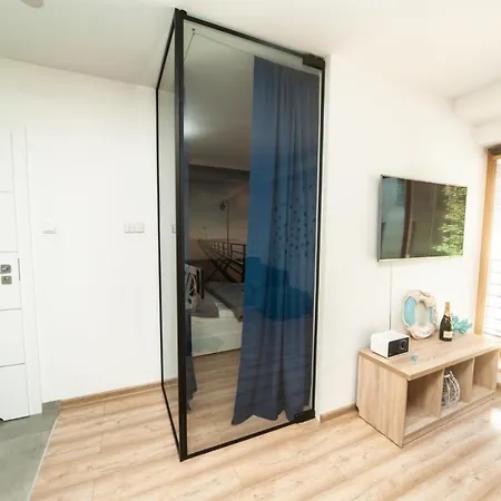 Blue In Vibrant Heart Of 아파트 *